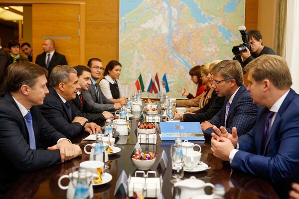 Делегация Республики Татарстан во главе с президентом Рустамом Миннихановым на встрече в Рижской Думе Делегация Республики Татарстан во главе с президентом Рустамом Миннихановым на встрече в Рижской Думе - Sputnik Латвия