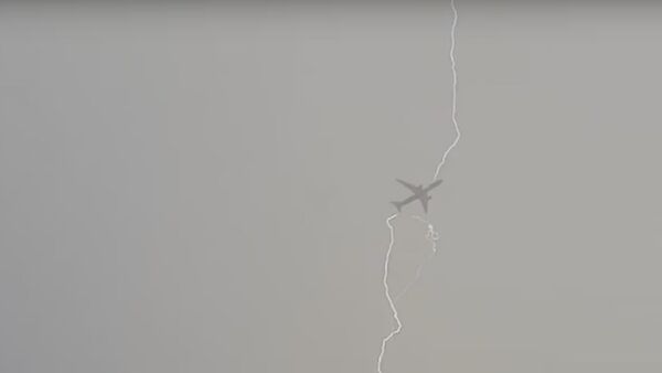 Молния попала в самолет исландского лоукостера - Sputnik Латвия
