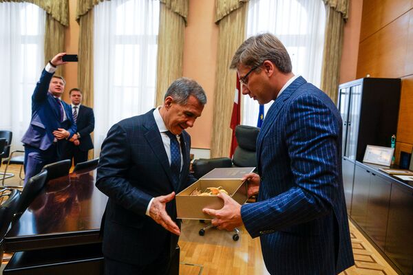 Нил Ушаков подарил Рустаму Минниханову латвийский янтарь Нил Ушаков подарил Рустаму Минниханову латвийский янтарь - Sputnik Латвия