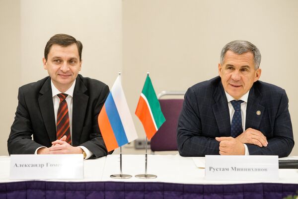 Президент Республики Татарстан Рустам Минниханов и Советник-посланник посольства России в Латвии Александр Гоменюк Президент Республики Татарстан Рустам Минниханов и Советник-посланник посольства России в Латвии Александр Гоменюк - Sputnik Латвия