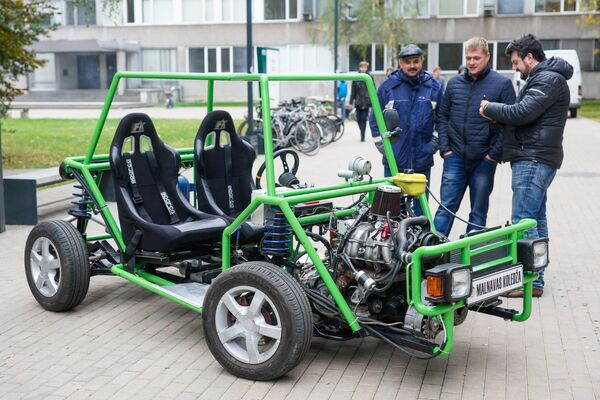 Действующий учебно-разрезной полноприводный автомобиль Малнавского коледжа, для обучения автомехаников - Sputnik Latvija