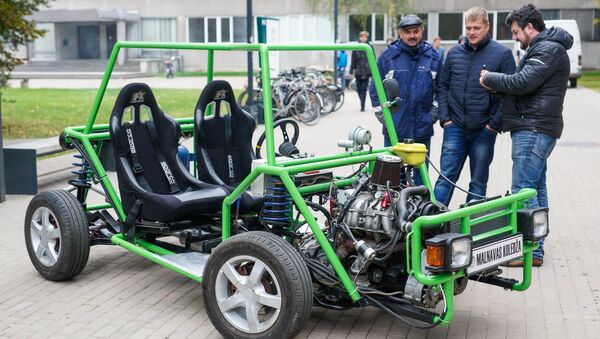 Действующий учебно-разрезной полноприводный автомобиль Малнавского коледжа, для обучения автомехаников - Sputnik Latvija