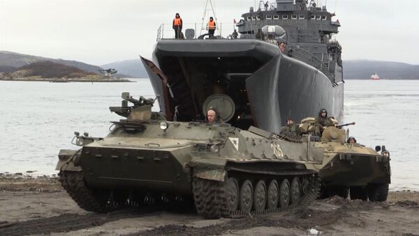 Высадка бронетехники и морпехов с БДК Кондопога в Кольском заливе - Sputnik Латвия