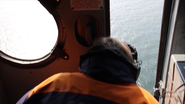 Спасатели на вертолете искали  моряков с затонувшего в Крыму плавучего крана - Sputnik Латвия