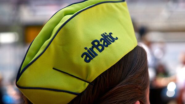 Головной убор сотрудницы AirBaltic - Sputnik Латвия