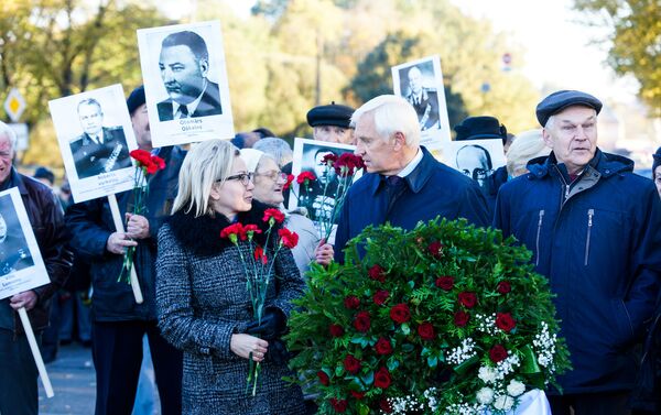 Участники возложения цветов к Памятнику Воинам-освободителям Риги 13 октября - Sputnik Латвия