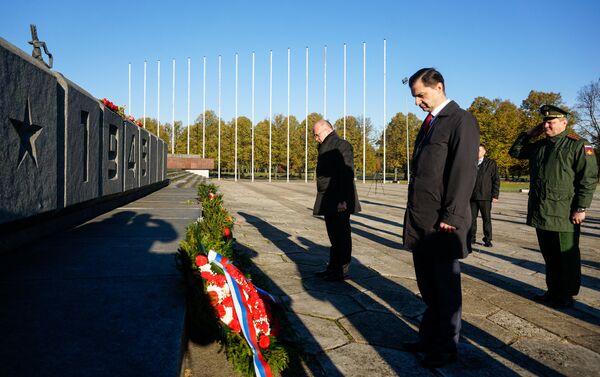 Дипломаты Белорусии и России возложили венки к памятнику Воинам-освободителям Риги - Sputnik Латвия