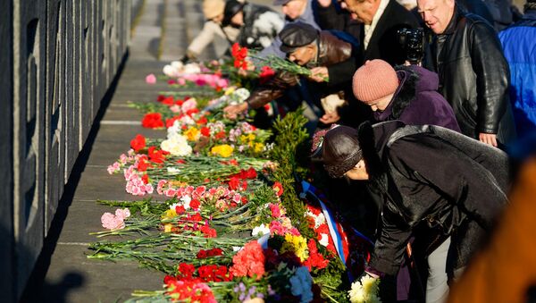 Возложение цветов к Памятнику Воинам-освободителям Риги 13 октября - Sputnik Латвия