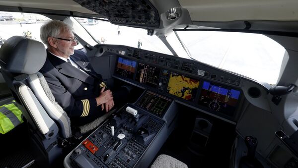 Пилот компании AirBalitc в кабине Bombardier CS300 - Sputnik Latvija