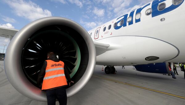 Специалист осматривает самолет Bombardier CS300 в Рижском аэропорту - Sputnik Латвия