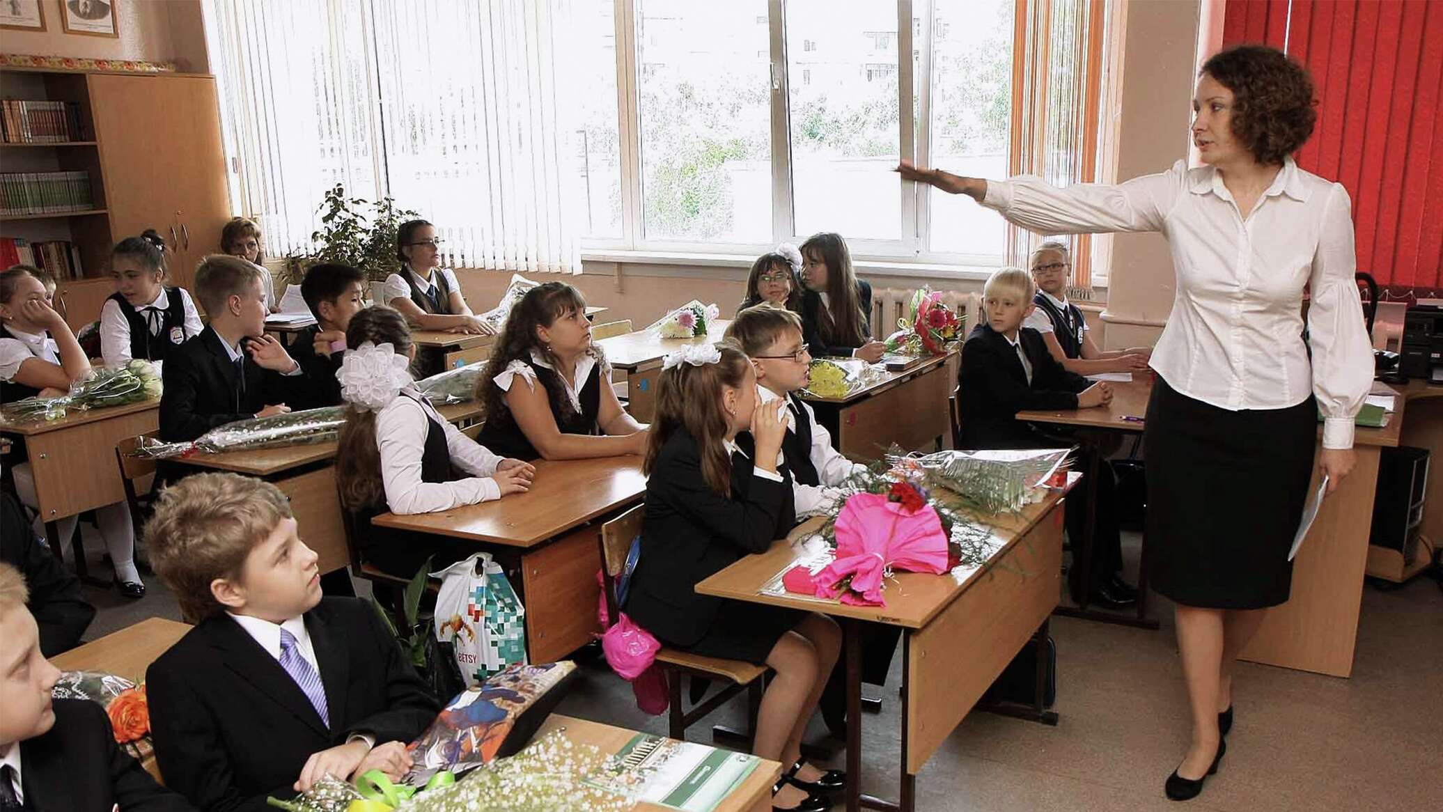 Российские школьники и учителя в школе