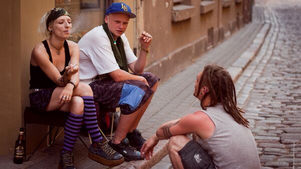 Молодые люди на улочке Старого города в Риге - Sputnik Латвия
