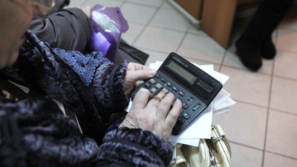 Женщина в очереди в расчетно-кассовом центре - Sputnik Латвия