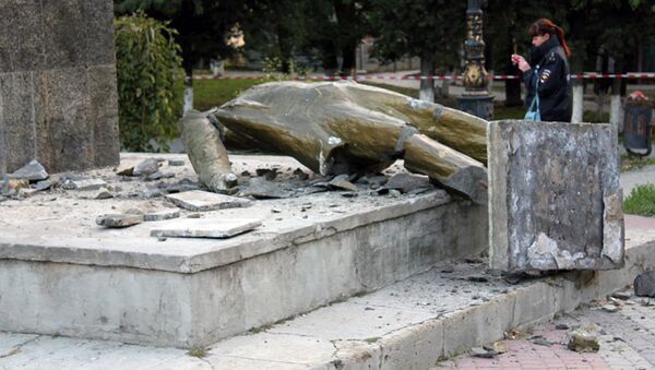 Разрушенный вандалами памятник Ленину, установленный в городском саду Судака - Sputnik Латвия