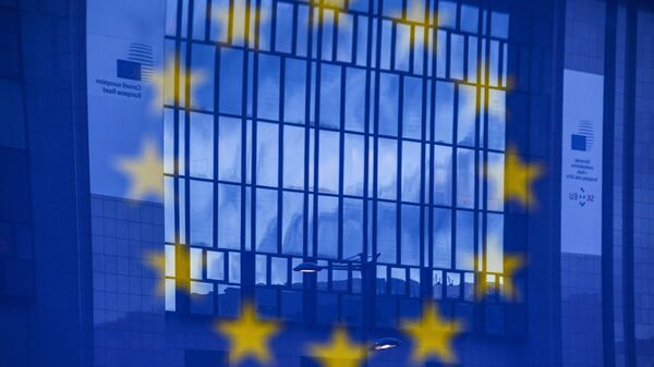 Флаг Евросоюза на фоне здания в Брюсселе - Sputnik Latvija