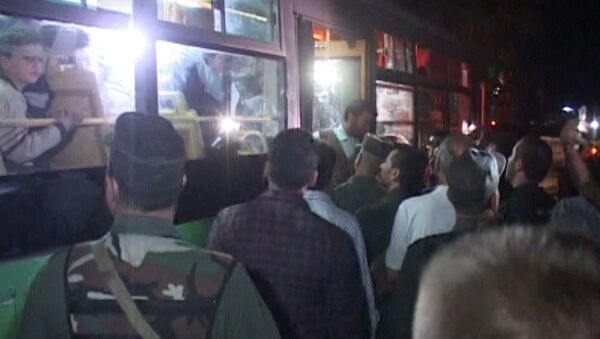 Сирийцы песнями встречали автобусы с освобожденными жителями восточного Алеппо - Sputnik Латвия