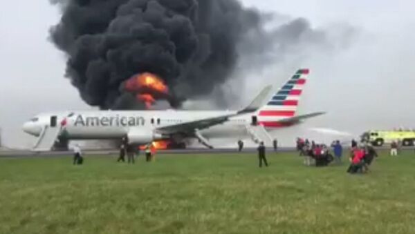 Boeing загорелся после неудачного взлета в аэропорту Чикаго. Съемка очевидца - Sputnik Latvija