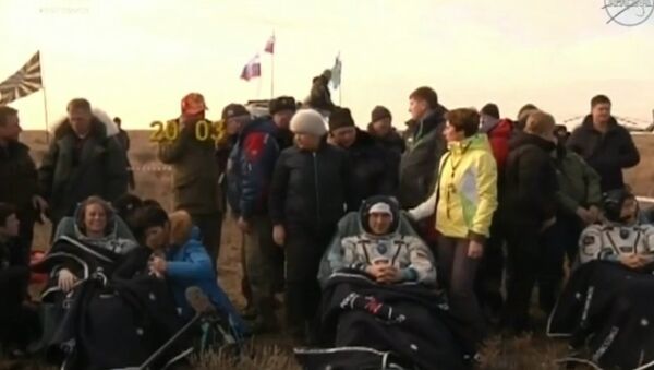 Экипаж 49-й экспедиции успешно приземлился в Казахстане после отстыковки от МКС - Sputnik Латвия
