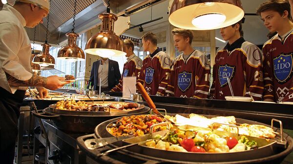Юношеская хоккейная команда в ресторане Лидо Юношеская хоккейная команда в ресторане Лидо - Sputnik Латвия