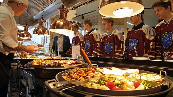 Юношеская хоккейная команда в ресторане Лидо - Sputnik Латвия