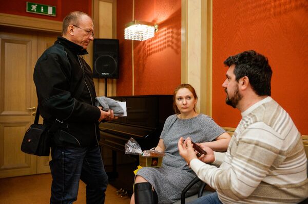 Авторы фильма Русские дни: оператор Владимир Новиков, режиссер Наталья Шитикова и Владимир Дорофеев, корреспондент Sputnik (слева направо) Авторы фильма Русские дни: оператор Владимир Новиков, режиссер Наталья Шитикова и Владимир Дорофеев, корреспондент Sputnik (слева направо) - Sputnik Латвия