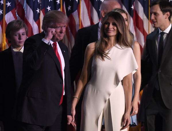 Доналльд Трамп с женой Меланией и членами своей семьи - Sputnik Латвия