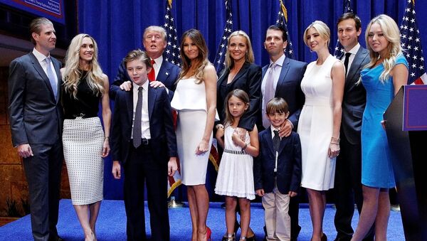 Дональд Трамп с членами своей семьи - Sputnik Латвия