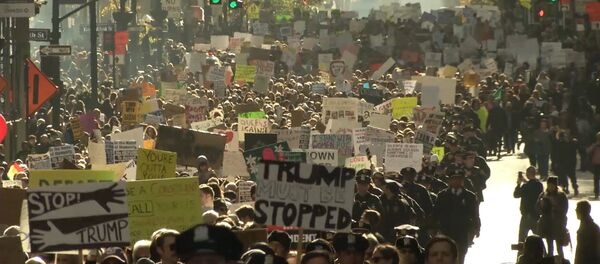 Тысячи жителей Нью-Йорка прошли маршем в знак протеста против Трампа Тысячи жителей Нью-Йорка прошли маршем в знак протеста против Трампа - Sputnik Латвия
