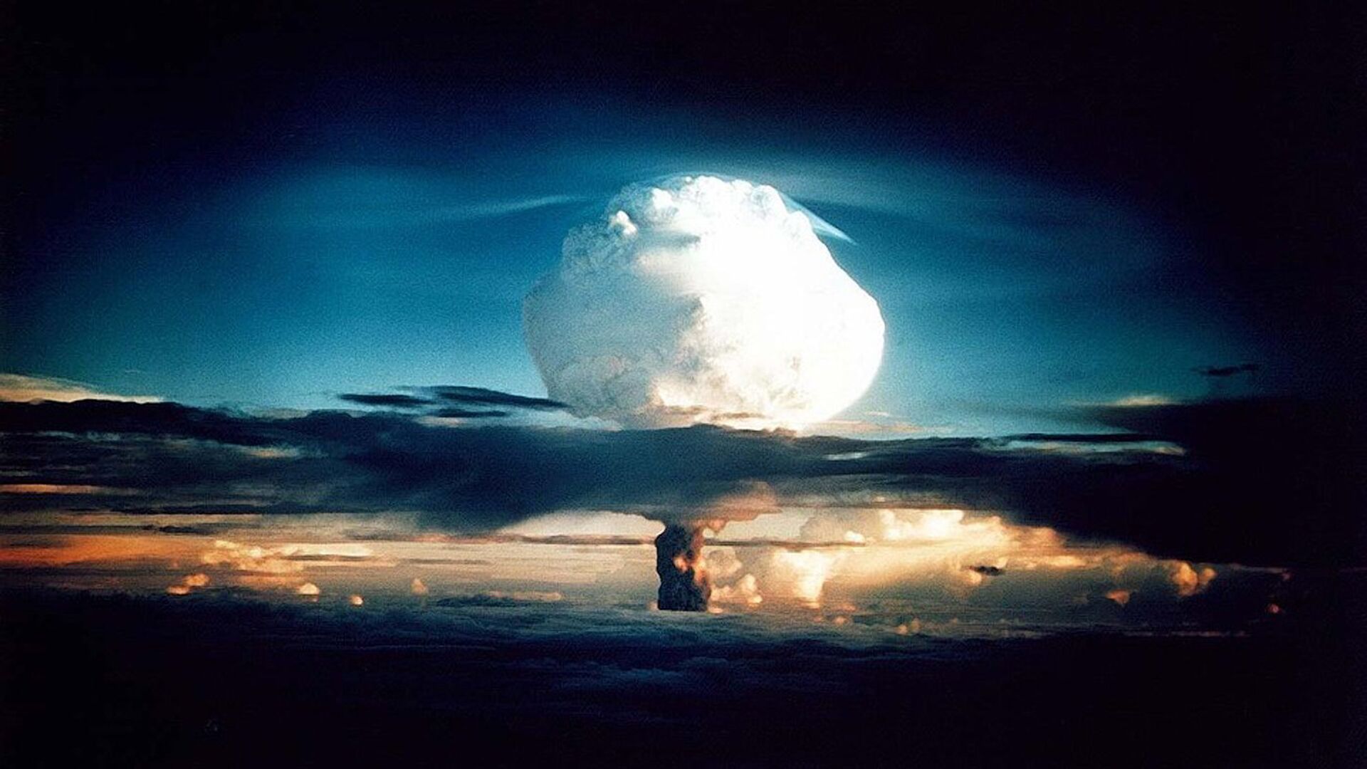 Взрыв ядерной бомбы - Sputnik Латвия, 1920, 03.01.2022