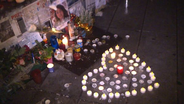 Парижане выложили сердце из свечей в память о жертвах терактов 2015 года - Sputnik Латвия