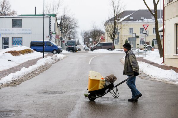 Житель Лудзы на дороге с тачкой - Sputnik Латвия