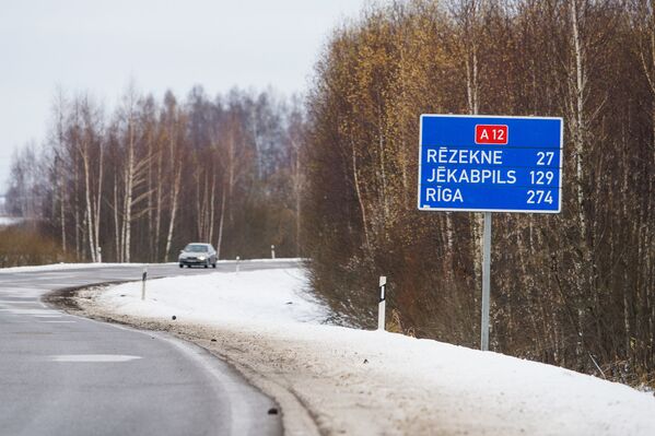 Город Лудза на окраине Латвии. Дорога А12 проходящая через город, магистраль транcпортного коридора Рига - Москва Город Лудза на окраине Латвии. Дорога А12 проходящая через город, магистраль транcпортного коридора Рига - Москва - Sputnik Латвия