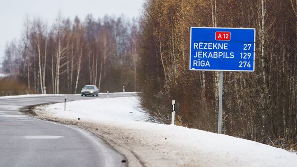 Город Лудза на окраине Латвии. Дорога А12 проходящая через город, магистраль транcпортного коридора Рига - Москва - Sputnik Латвия