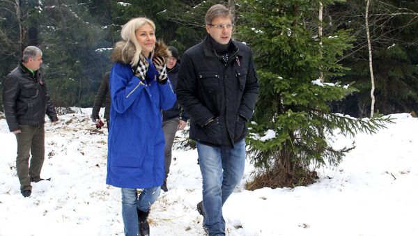 Нил Ушаков с супругой в поисках главных рижских новогодних елок - Sputnik Латвия