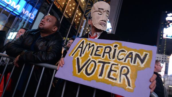 Горожане на площади Таймс-сквер в Нью-Йорке во время подсчета голосов - Sputnik Латвия