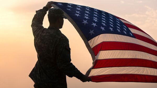 Amerikāņu karavīrs ar ASV karogu. Foto no arhīva - Sputnik Latvija