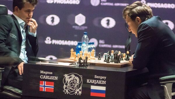 Šaha turnīrs par 2016. gada pasaules čempiona titulu. M.Karlsens pret S.Karjakinu - Sputnik Latvija