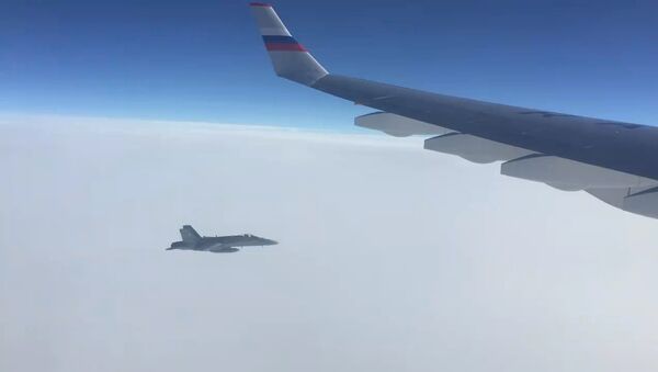 Швейцарский истребитель сблизился с российским бортом. Кадры инцидента - Sputnik Латвия