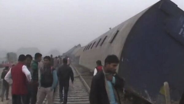 Пассажирский поезд сошел с рельсов в Индии. Кадры с места ЧП - Sputnik Латвия