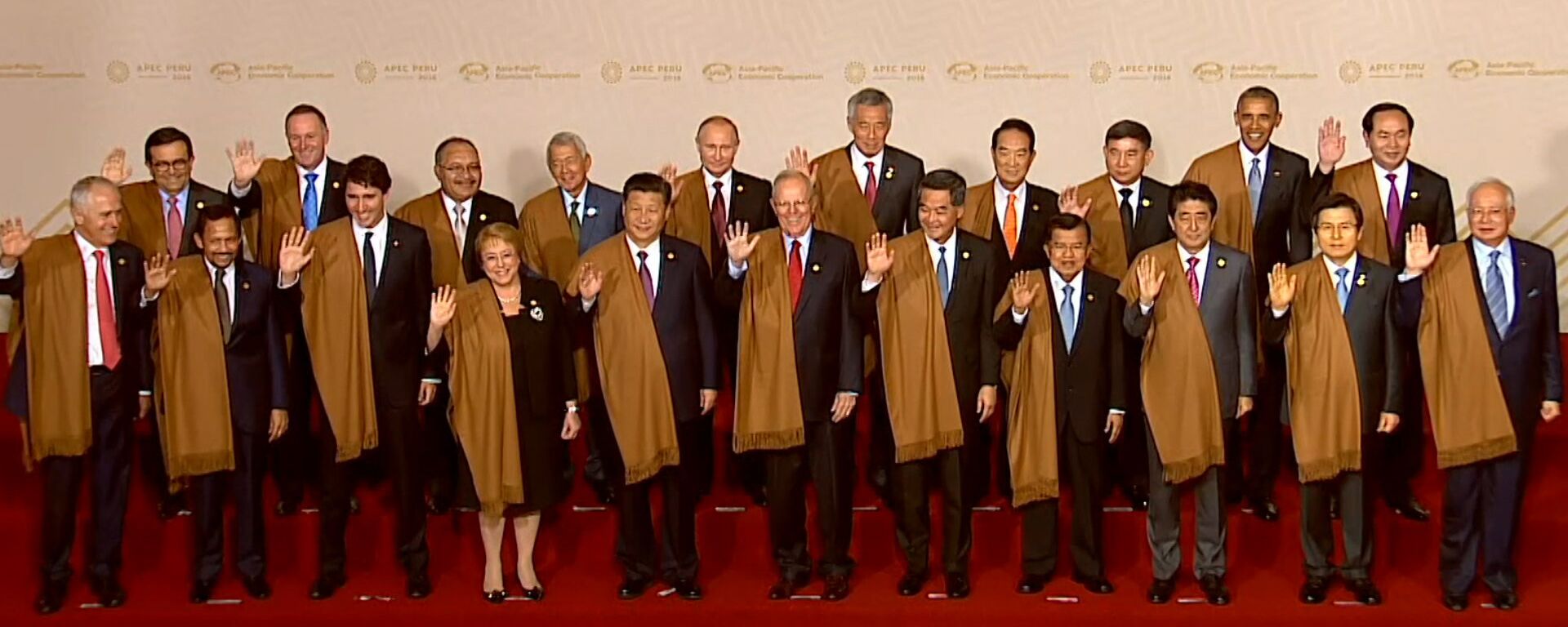 Лидеры стран АТЭС сфотографировались в перуанских накидках. Кадры церемонии - Sputnik Латвия, 1920, 21.11.2016