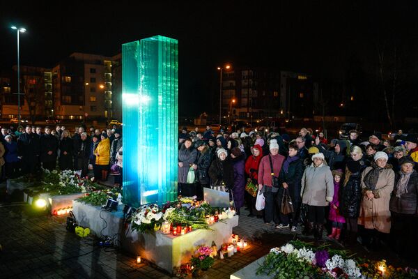 Временный мемориал на месте обрушения крыши супермаркета в Золитуде Временный мемориал на месте обрушения крыши супермаркета в Золитуде - Sputnik Латвия