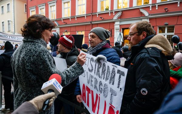 Министр финансов Латвии Дана Рейзниеце-Озола беседует с протестующими - Sputnik Латвия