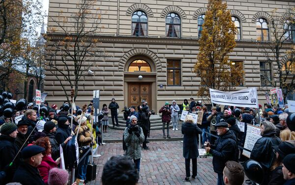 У здания Сейма прошел пикет малых предпринимателей, которые протестовали против отмены налога с микропредприятий - Sputnik Латвия