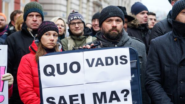 Пикет малых предпринимателей против отмены налога с микропредприятий - Sputnik Латвия