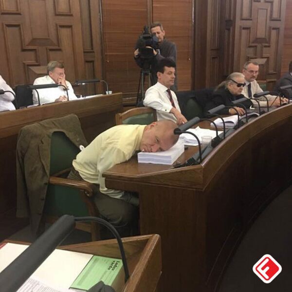 А вот и фотоподтверждение того, что депутат Калнозолс на самом деле не спал во время принятия бюджета, а только моргнул! А вот и фотоподтверждение того, что депутат Калнозолс на самом деле не спал во время принятия бюджета, а только моргнул! - Sputnik Латвия