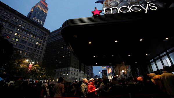 Люди выстраиваются в очереди у входа в Геральд-сквер Macy's в преддверии начала черной пятницы в Манхэттене, Нью-Йорк, США - Sputnik Латвия