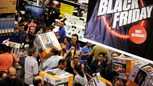 Покупатели во время черной пятницы в магазине в Сан-Паулу, Бразилия - Sputnik Латвия