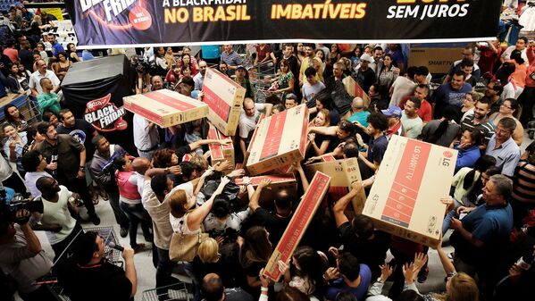 Покупатели бьются за телевизоры во время черной пятницы в Сан-Паулу, Бразилия - Sputnik Латвия
