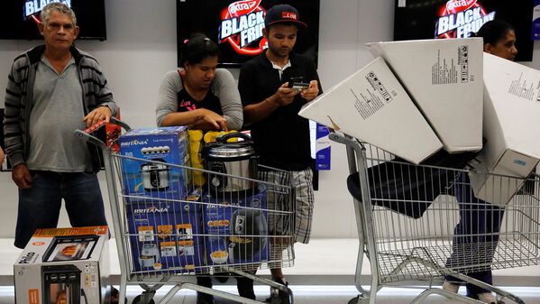 Покупатели на кассе во время черной пятницы в Сан-Паулу, Бразилия - Sputnik Латвия