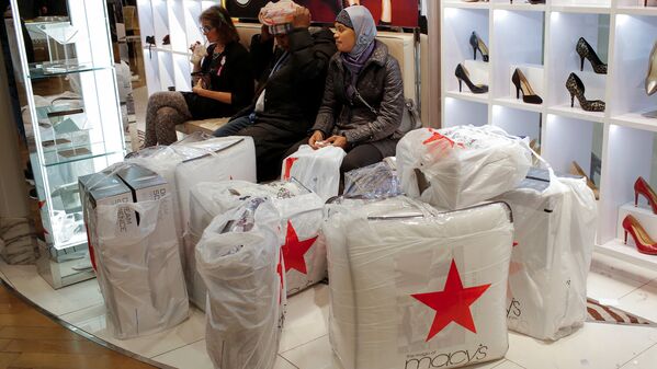 Люди с покупками во время черной пятницы в магазине Macy's в Манхэттене, Нью-Йорк, США - Sputnik Латвия